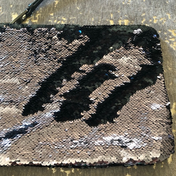 Gap Color Changing Sequin Black & Silver Clutch - Picture 4 of 8